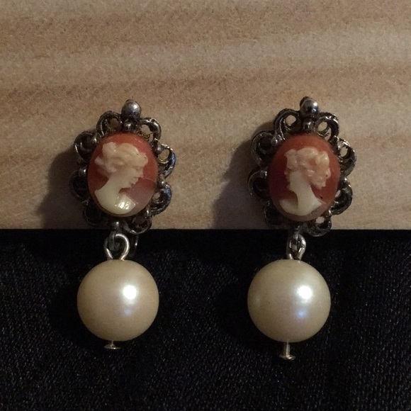DONATED! Vintage Cameo Pearl Clip Earrings - Picture 1 of 5